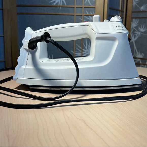 Proctor Silex Auto-off Iron Nonstick Soleplate and Adjustable Steam Spray Blast - Picture 6 of 11